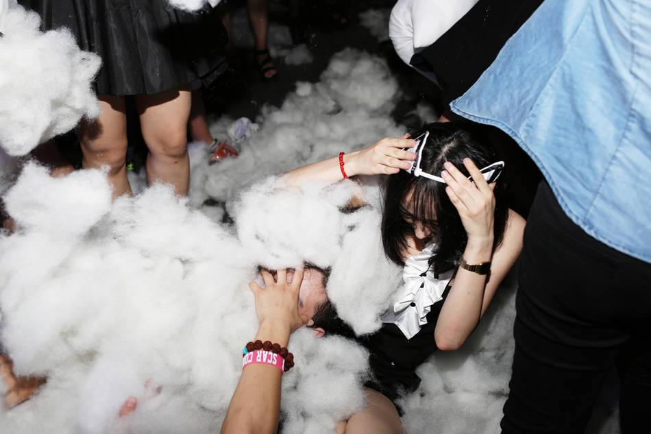 北京夜店:兔女郎與女白領(lǐng)枕頭大戰(zhàn) 北京夜店:兔女郎與女白領(lǐng)枕頭大戰(zhàn)