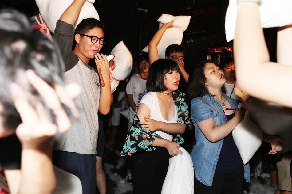 北京夜店:兔女郎與女白領(lǐng)枕頭大戰(zhàn) 北京夜店:兔女郎與女白領(lǐng)枕頭大戰(zhàn)