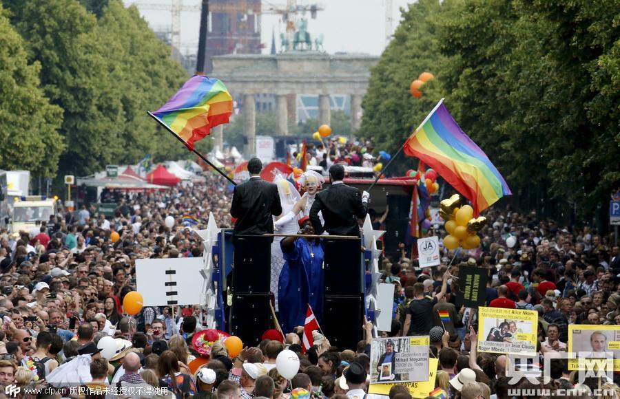 德國(guó)柏林，當(dāng)?shù)嘏e行同性戀驕傲大游行