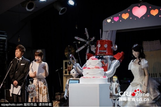 日本首個(gè)機(jī)器人婚禮于東京舉行 日本首個(gè)機(jī)器人婚禮于東京舉行