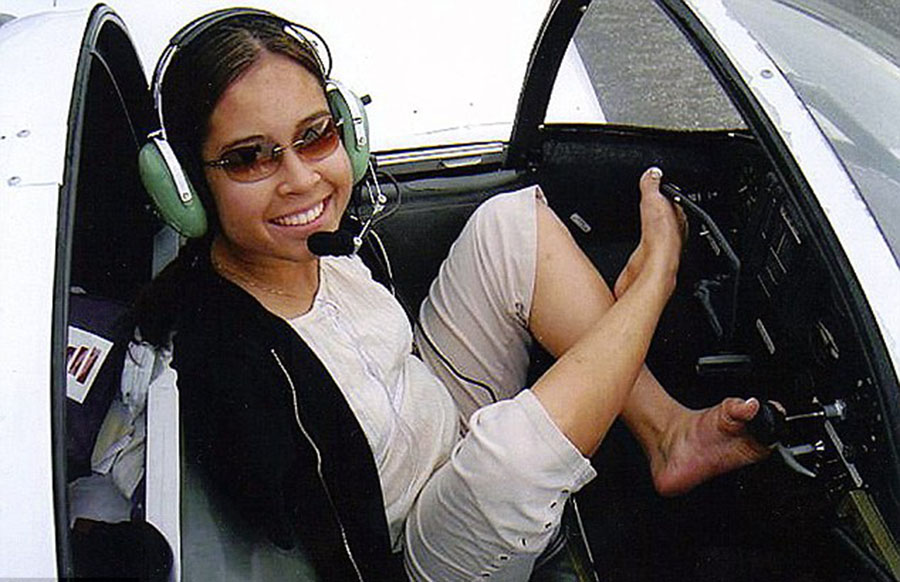 美國(guó)“勵(lì)志姐”天生無雙臂 用腳開飛機(jī)彈鋼琴 美國(guó)“勵(lì)志姐”天生無雙臂 用腳開飛機(jī)彈鋼琴