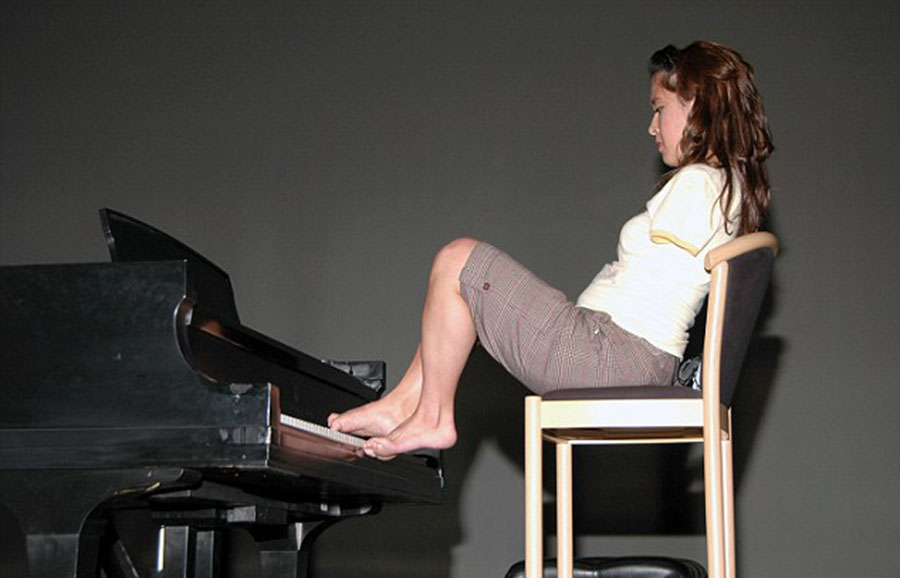 美國(guó)“勵(lì)志姐”天生無雙臂 用腳開飛機(jī)彈鋼琴 美國(guó)“勵(lì)志姐”天生無雙臂 用腳開飛機(jī)彈鋼琴