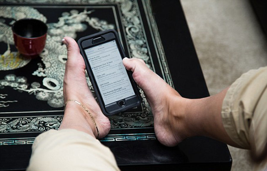 美國(guó)“勵(lì)志姐”天生無雙臂 用腳開飛機(jī)彈鋼琴 美國(guó)“勵(lì)志姐”天生無雙臂 用腳開飛機(jī)彈鋼琴