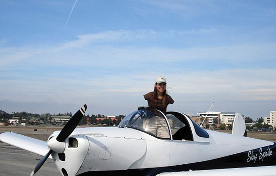 美國(guó)“勵(lì)志姐”天生無雙臂 用腳開飛機(jī)彈鋼琴 美國(guó)“勵(lì)志姐”天生無雙臂 用腳開飛機(jī)彈鋼琴