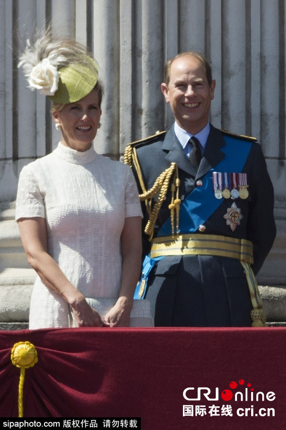 英國女王伊麗莎白二世攜眾王室成員觀看空軍飛行表演。