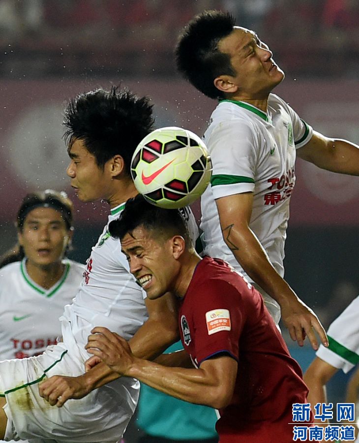 7月19日，河南建業(yè)隊球員哈維爾（右二）在比賽中與對手爭搶頭球。