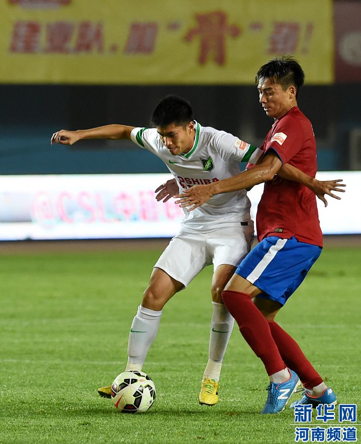 7月19日，杭州綠城隊球員黃希揚（左）在比賽中控球。