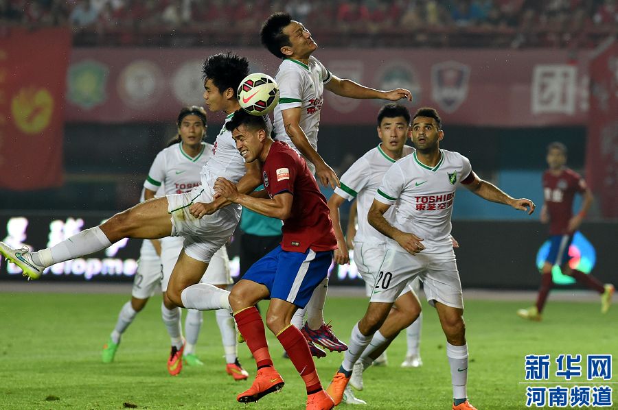 7月19日，河南建業(yè)隊球員哈維爾（前排左二）在比賽中與對手爭搶頭球。