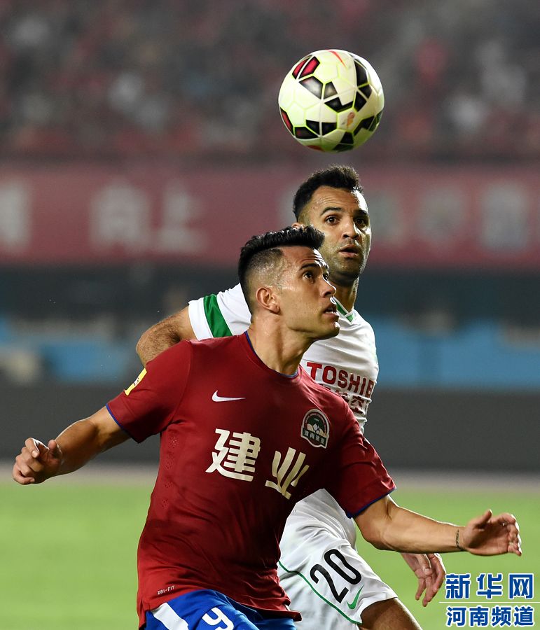 7月19日，河南建業(yè)隊球員哈維爾（前）在比賽中拼搶。