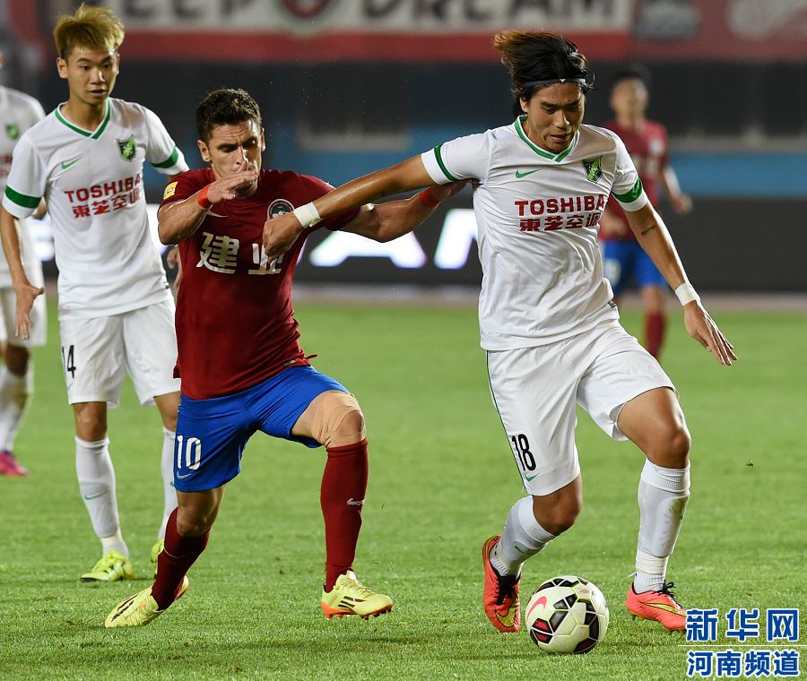 　7月19日，杭州綠城隊球員趙宇豪（右）在比賽中爭搶。