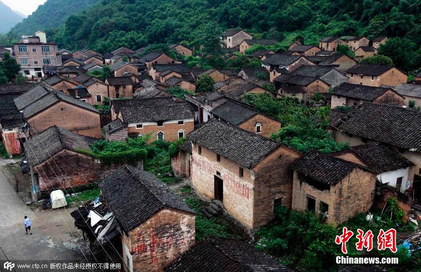 走進(jìn)廣西“紅軍標(biāo)語村” 革命標(biāo)語遍布全村老屋 走進(jìn)廣西“紅軍標(biāo)語村” 革命標(biāo)語遍布全村老屋