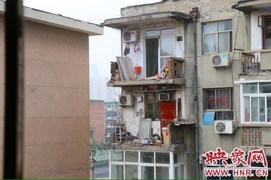 樓上多處陽臺出現(xiàn)裂縫，隨時有掉落危險