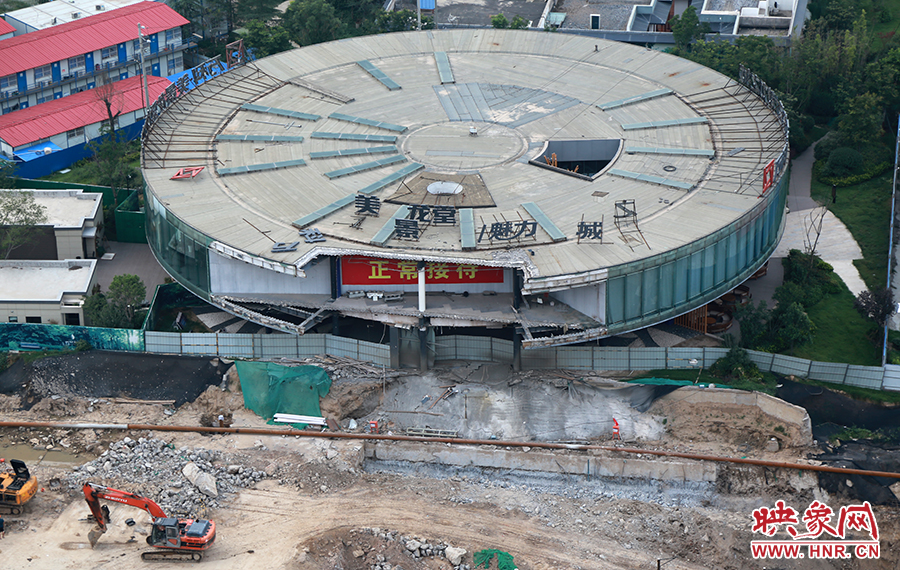 售樓部被拆掉一個角，仍在正常使用