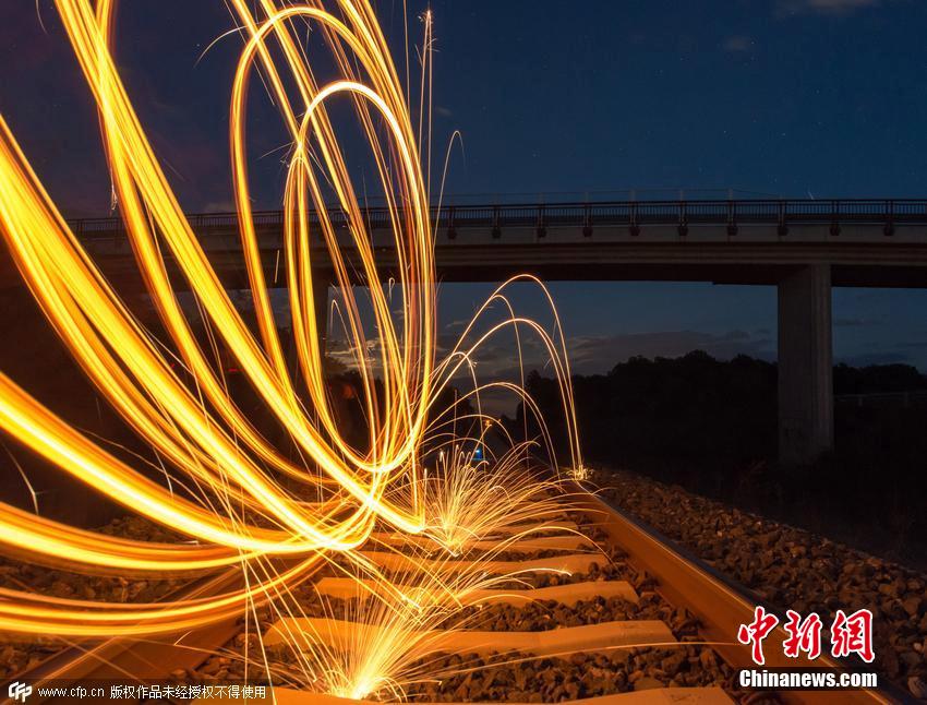 奧地利IT男長曝光拍攝鋼絲燃燒 如焰火絢爛綻放 奧地利IT男長曝光拍攝鋼絲燃燒 如焰火絢爛綻放
