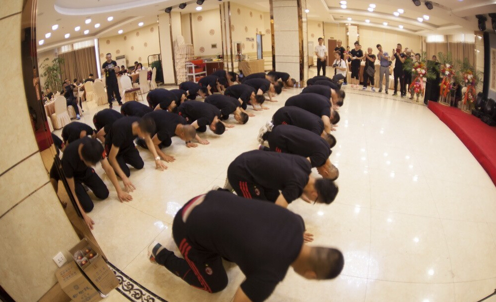 長(zhǎng)春散打總教頭舉行收徒儀式 行跪拜大禮 長(zhǎng)春散打總教頭舉行收徒儀式 行跪拜大禮