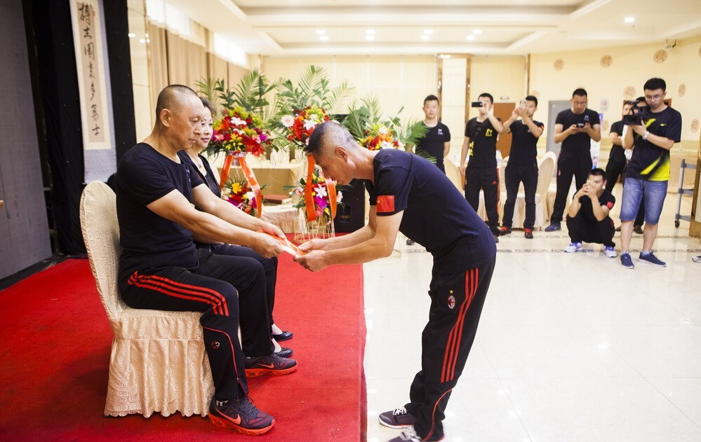 長(zhǎng)春散打總教頭舉行收徒儀式 行跪拜大禮 長(zhǎng)春散打總教頭舉行收徒儀式 行跪拜大禮