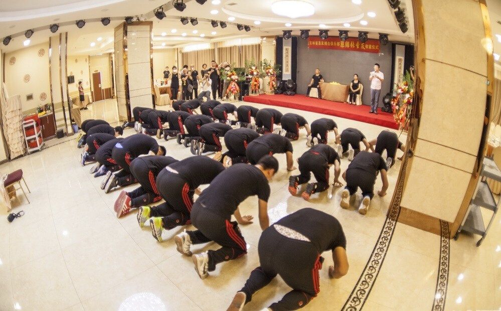 長(zhǎng)春散打總教頭舉行收徒儀式 行跪拜大禮 長(zhǎng)春散打總教頭舉行收徒儀式 行跪拜大禮