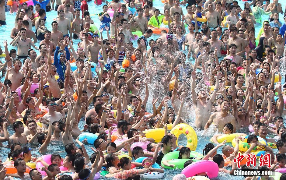 8月1日，民眾扎堆在南京湯山歡樂(lè)水魔方水上樂(lè)園戲水，享受“冰火兩重天”的涼爽和激情。連日來(lái)，中國(guó)大部分地區(qū)迎來(lái)高溫天氣。