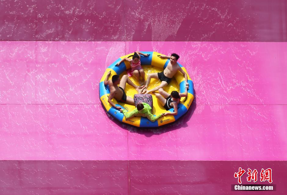8月1日，民眾扎堆在南京湯山歡樂(lè)水魔方水上樂(lè)園戲水，享受“冰火兩重天”的涼爽和激情。連日來(lái)，中國(guó)大部分地區(qū)迎來(lái)高溫天氣。