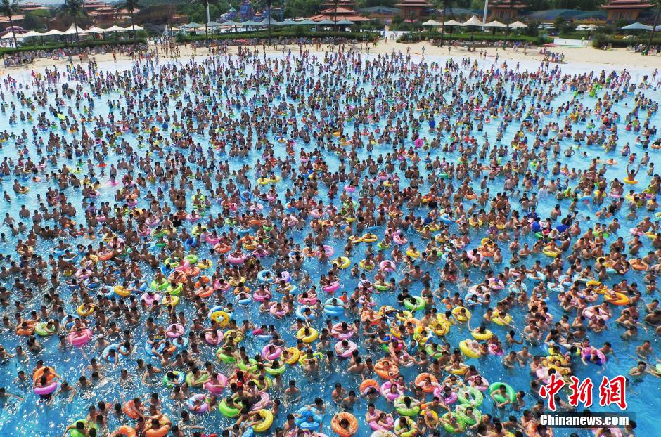 8月1日，民眾扎堆在南京湯山歡樂(lè)水魔方水上樂(lè)園戲水，享受“冰火兩重天”的涼爽和激情。連日來(lái)，中國(guó)大部分地區(qū)迎來(lái)高溫天氣。