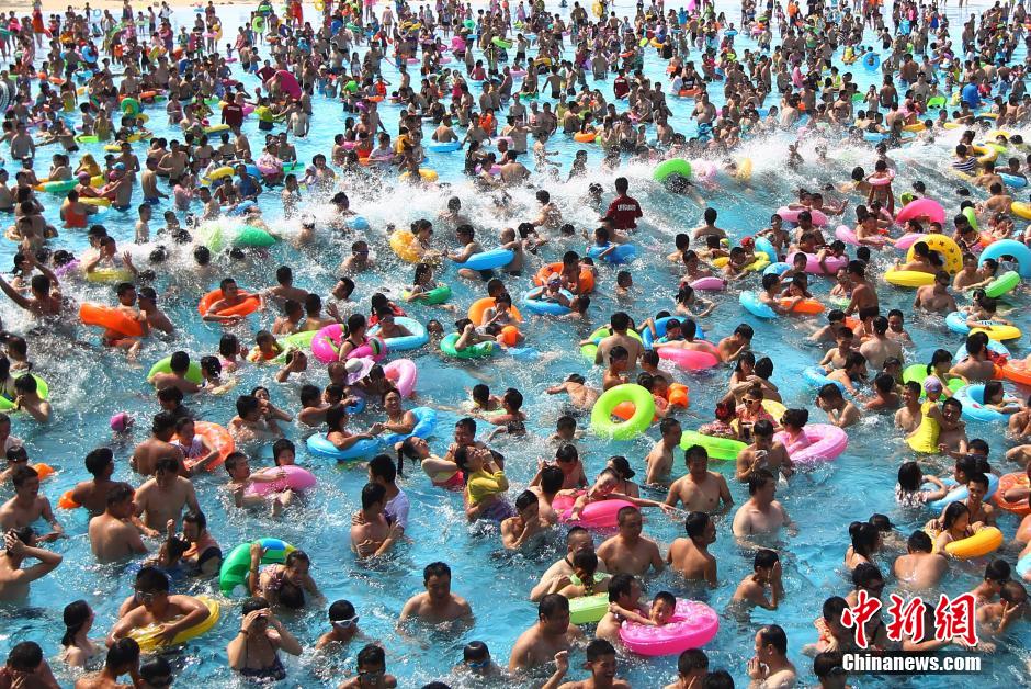 8月1日，民眾扎堆在南京湯山歡樂(lè)水魔方水上樂(lè)園戲水，享受“冰火兩重天”的涼爽和激情。連日來(lái)，中國(guó)大部分地區(qū)迎來(lái)高溫天氣。