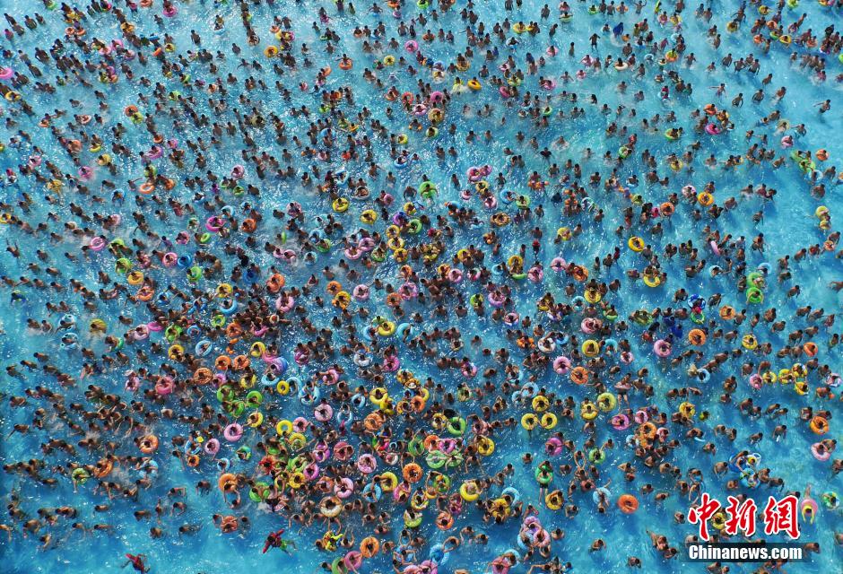 8月1日，民眾扎堆在南京湯山歡樂(lè)水魔方水上樂(lè)園戲水，享受“冰火兩重天”的涼爽和激情。連日來(lái)，中國(guó)大部分地區(qū)迎來(lái)高溫天氣。