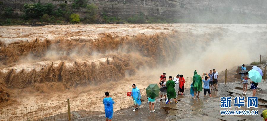8月2日，游客在山西吉縣黃河壺口瀑布景區(qū)游覽觀瀑。