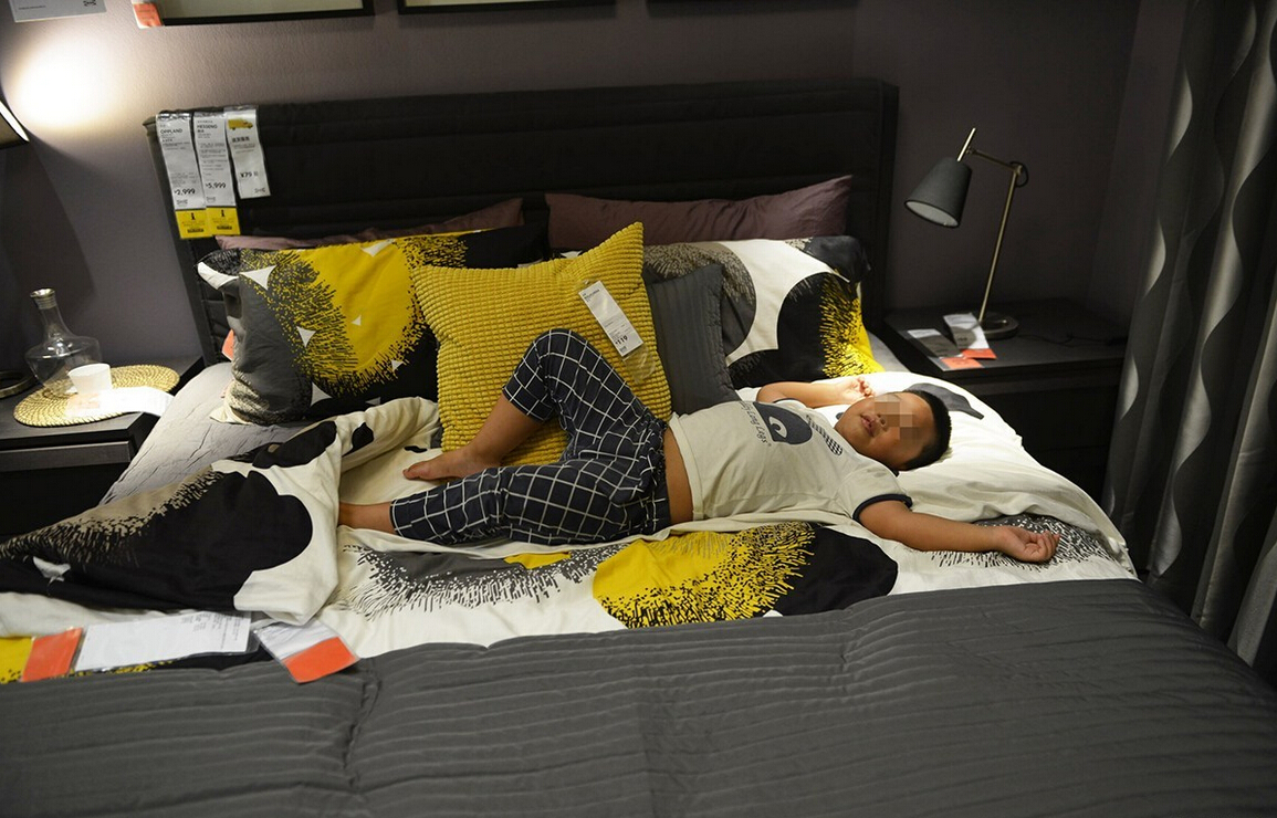 8月4日，杭州，“蹭涼族”在宜家杭州店的沙發(fā)或床鋪上休息。