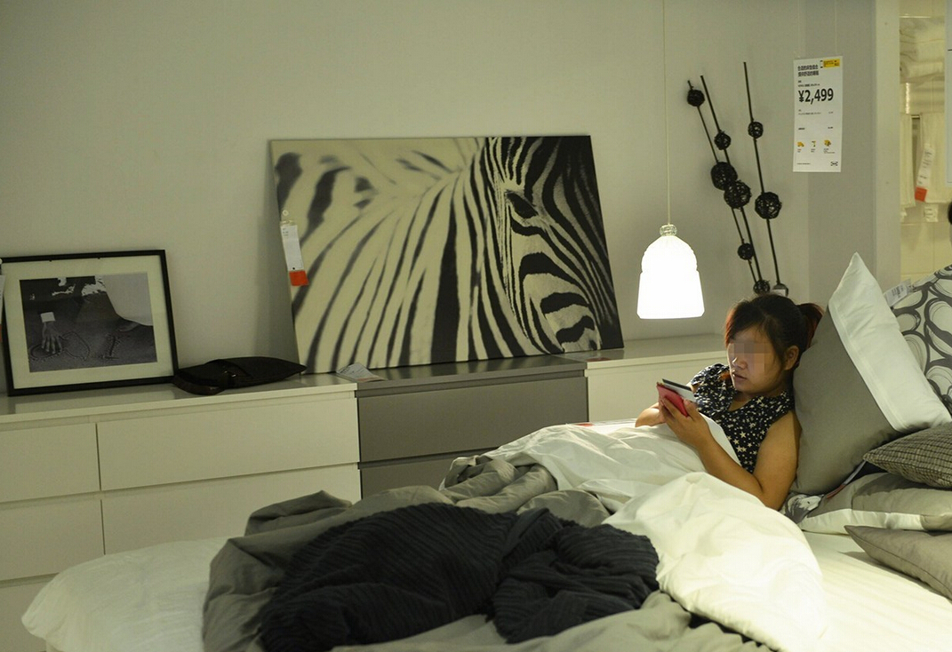 8月4日，杭州，“蹭涼族”在宜家杭州店的沙發(fā)或床鋪上休息。