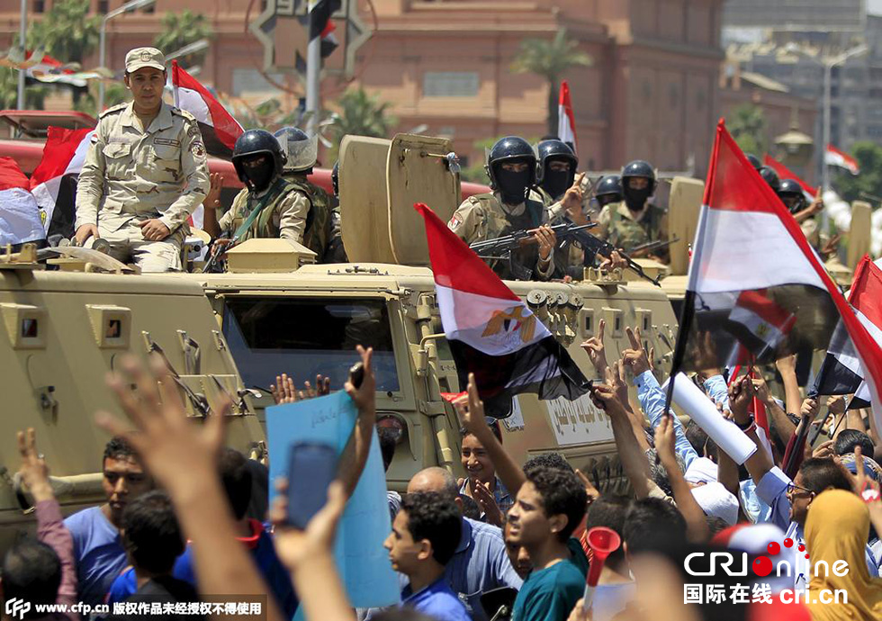 當(dāng)?shù)貢r間2015年8月6日，埃及開羅，民眾集會慶祝新蘇伊士運河開通。圖片來源:CFP