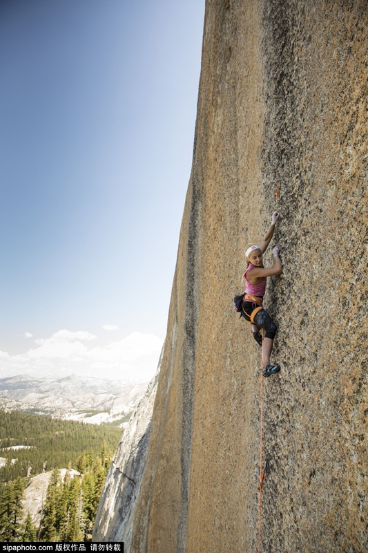 美國22歲女攀巖家挑戰(zhàn)高難度垂直懸崖 美國22歲女攀巖家挑戰(zhàn)高難度垂直懸崖