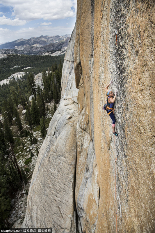 美國22歲女攀巖家挑戰(zhàn)高難度垂直懸崖 美國22歲女攀巖家挑戰(zhàn)高難度垂直懸崖