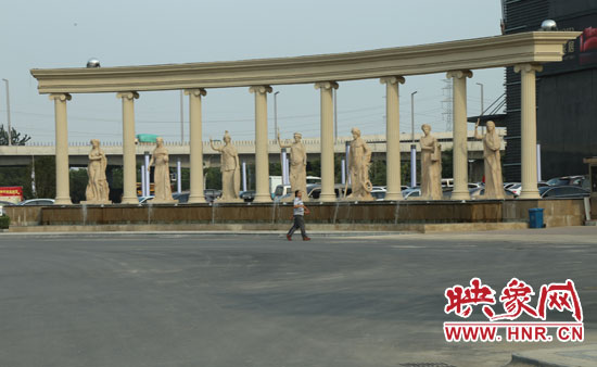 在這個“凱旋門”前是一處噴泉景觀。