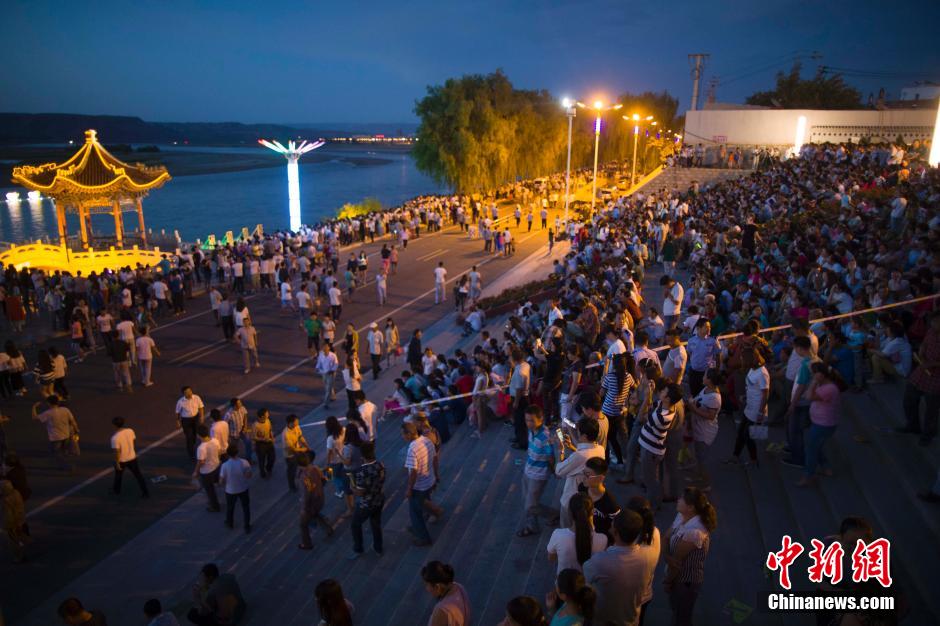 數(shù)萬民眾前來黃河邊觀看河燈。 張云 攝