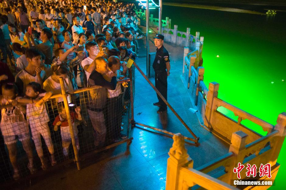 特警為河燈節(jié)保駕護(hù)航。 張云 攝