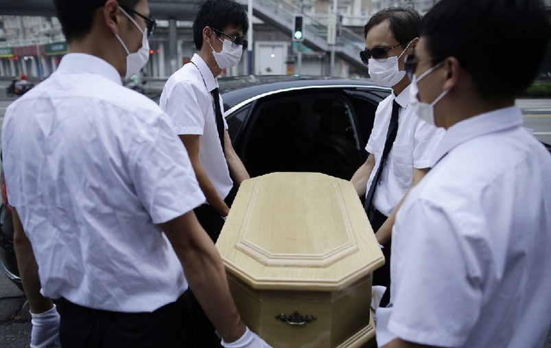 上海，花床、木棺、挽聯(lián)，在上海市閔行區(qū)一處私密的悼念室內(nèi)，一場小型追悼儀式正在舉行。