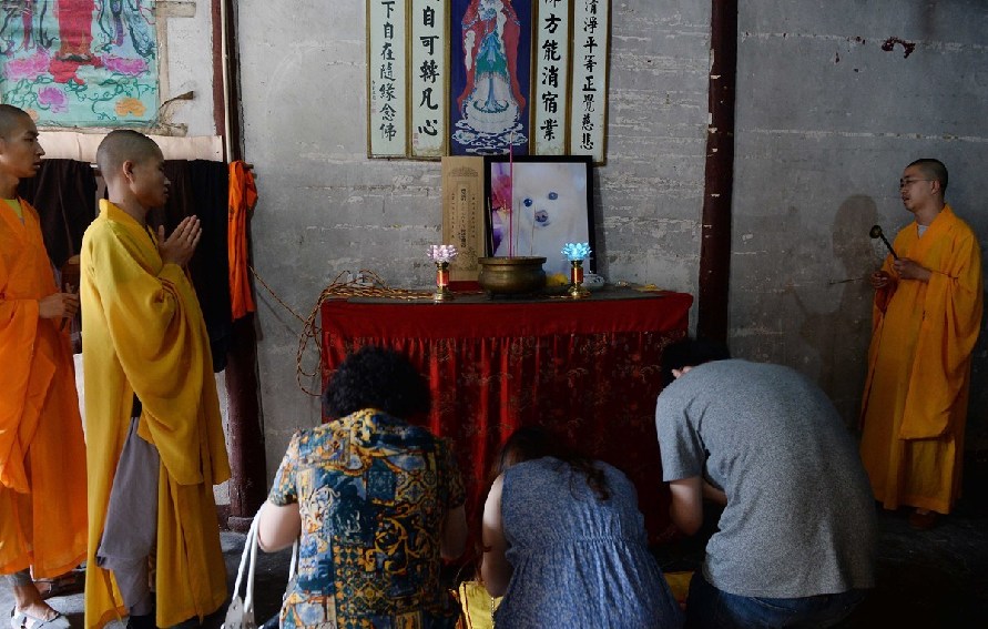 寺廟的僧人們在為寵物狗做超度。