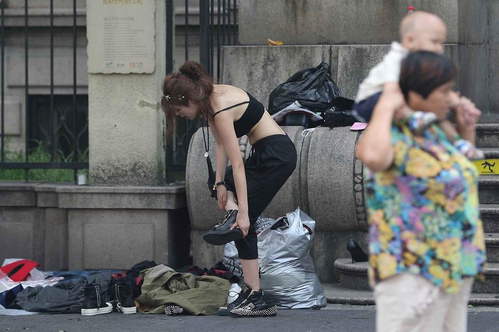 杭州街頭女模當(dāng)街更衣 市民批不雅 杭州街頭女模當(dāng)街更衣 市民批不雅