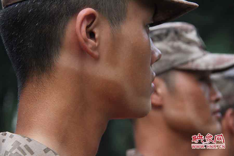 帶著帽子訓(xùn)練時臉上被曬出的痕跡 帶著帽子訓(xùn)練時臉上被曬出的痕跡