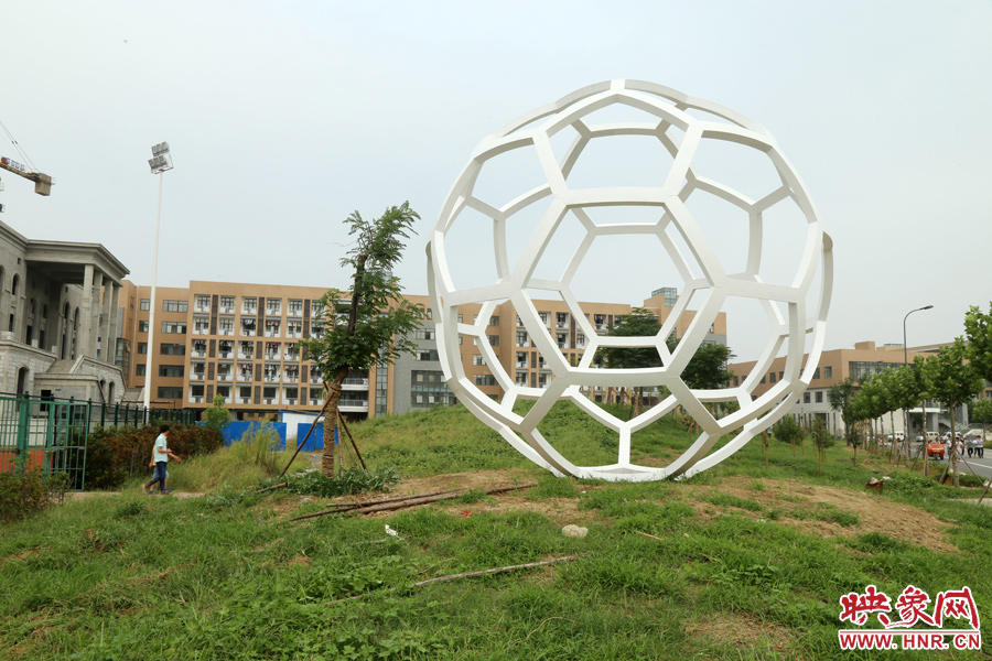 這是一座多邊形曲面藝術品，直徑約6米，剛剛建成，目前還沒有命名。