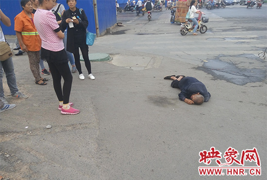 老人倒地后無(wú)人敢扶，過(guò)路市民拍照作證。