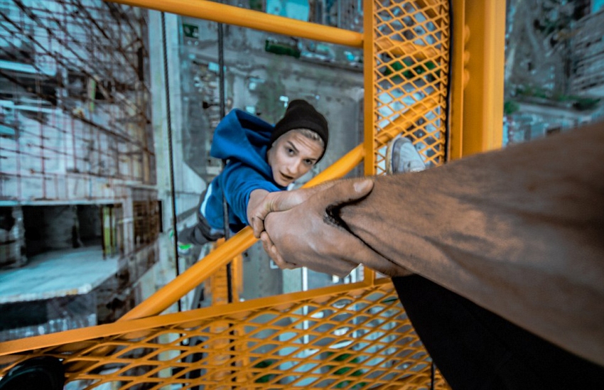 恐高癥慎入！俄羅斯小伙高空跑酷炫特技驚險萬分