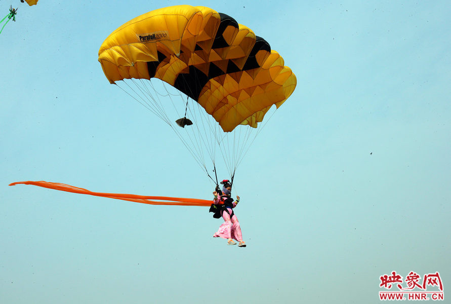 2015鄭州航展現(xiàn)場(chǎng)“仙女下凡” 觀眾直呼太贊了 2015鄭州航展現(xiàn)場(chǎng)“仙女下凡” 觀眾直呼太贊了