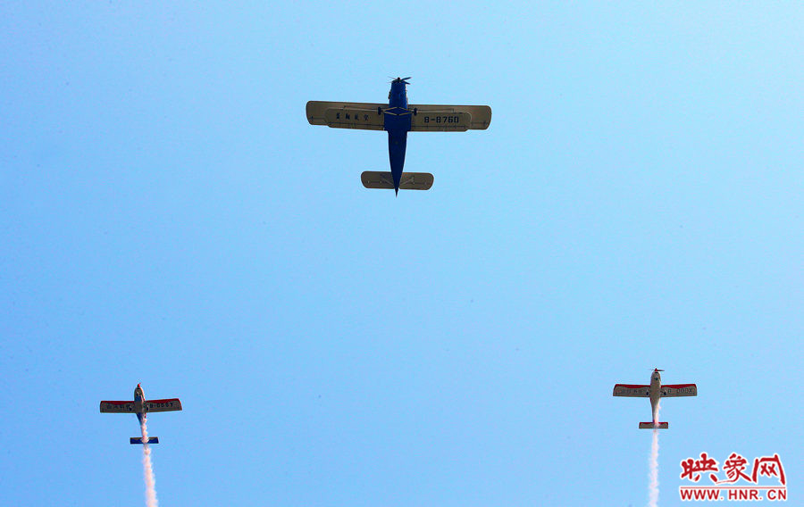 2015鄭州航展現(xiàn)場(chǎng)“仙女下凡” 觀眾直呼太贊了 2015鄭州航展現(xiàn)場(chǎng)“仙女下凡” 觀眾直呼太贊了