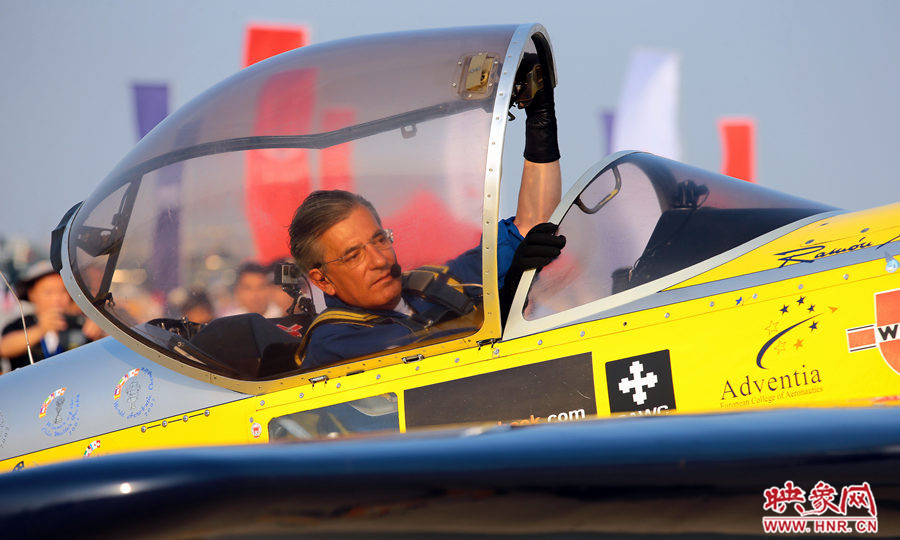 2015鄭州航展現(xiàn)場(chǎng)“仙女下凡” 觀眾直呼太贊了 2015鄭州航展現(xiàn)場(chǎng)“仙女下凡” 觀眾直呼太贊了