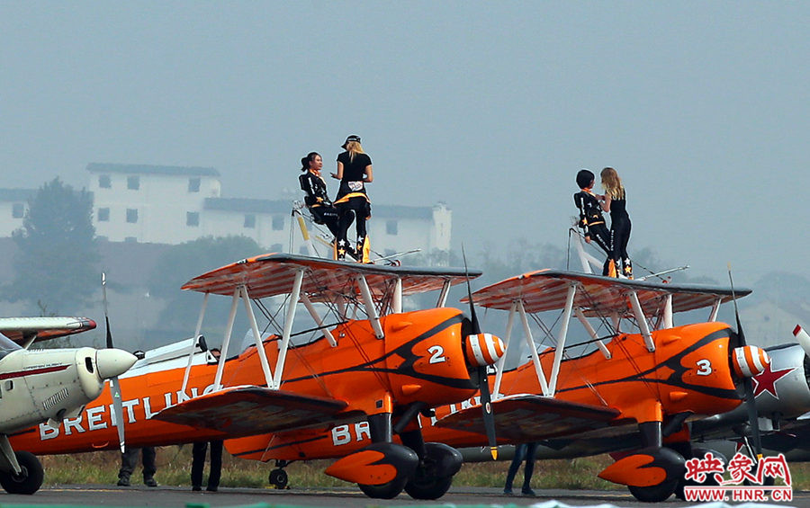 2015鄭州航展現(xiàn)場(chǎng)“仙女下凡” 觀眾直呼太贊了 2015鄭州航展現(xiàn)場(chǎng)“仙女下凡” 觀眾直呼太贊了