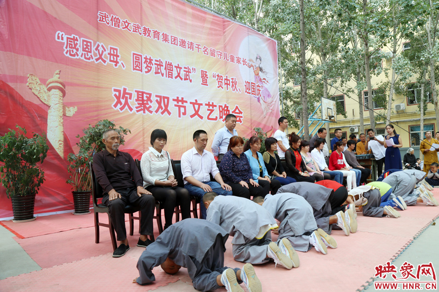 數(shù)百名少林武僧與家人團聚 跪謝父母現(xiàn)場痛哭 數(shù)百名少林武僧與家人團聚 跪謝父母現(xiàn)場痛哭