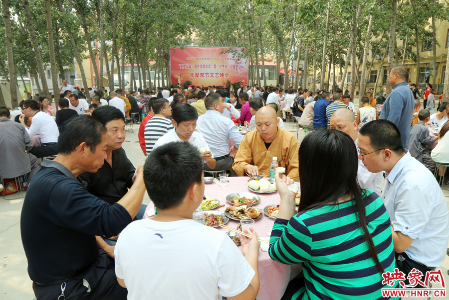 數(shù)百名少林武僧與家人團聚 跪謝父母現(xiàn)場痛哭 數(shù)百名少林武僧與家人團聚 跪謝父母現(xiàn)場痛哭