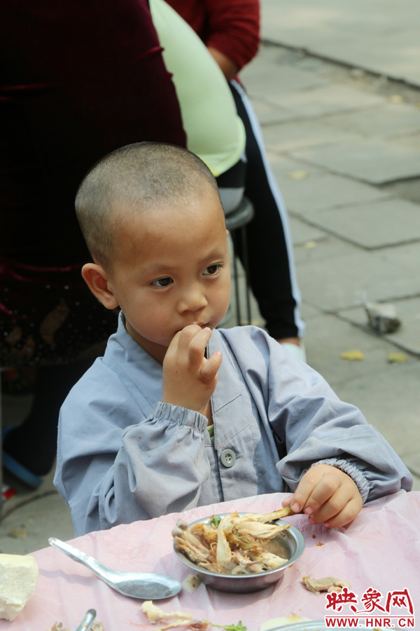 數(shù)百名少林武僧與家人團聚 跪謝父母現(xiàn)場痛哭 數(shù)百名少林武僧與家人團聚 跪謝父母現(xiàn)場痛哭