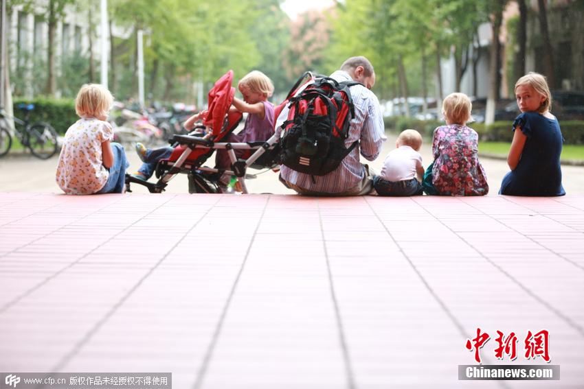 波蘭夫妻癡迷中國文化 帶著六個女兒來留學(xué) 波蘭夫妻癡迷中國文化 帶著六個女兒來留學(xué)